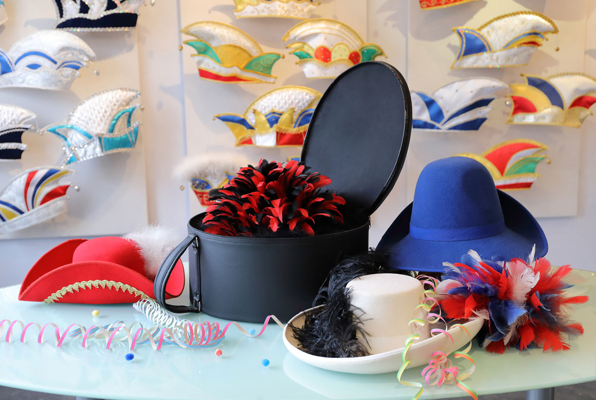 Hutkoffer offen aus schwarzem Kunstleder mit seitlichem Tragegriff