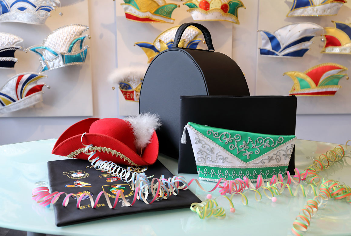 Hutkoffer geschlossen aus schwarzem Kunstleder mit seitlichem Tragegriff