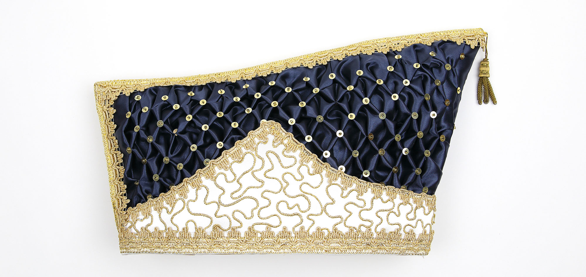 Komitée-Mütze nachtblaue Seide gesmokt Kurbelstickerei