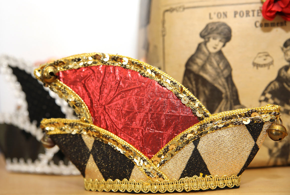 Rot/goldene Komitée-Mütze