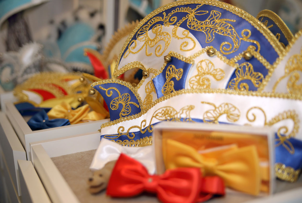 Komitée-Mütze hinter Fastnacht Fliegen