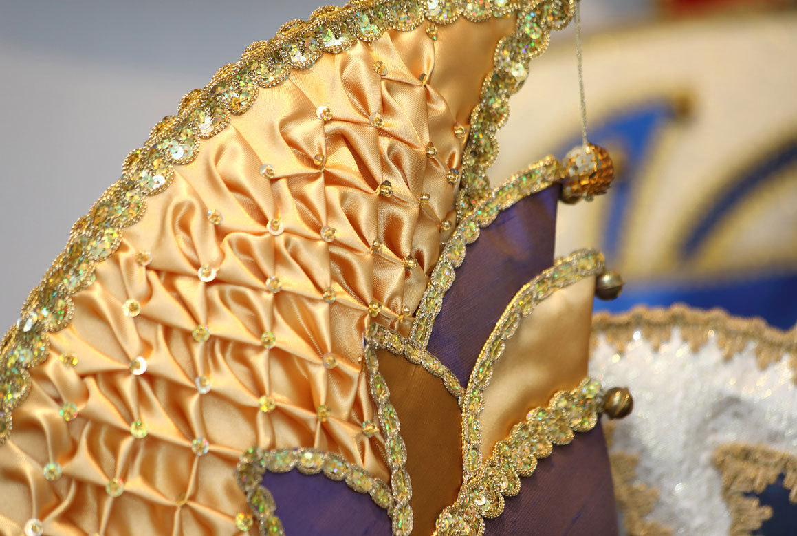 Goldene Komitée-Mütze