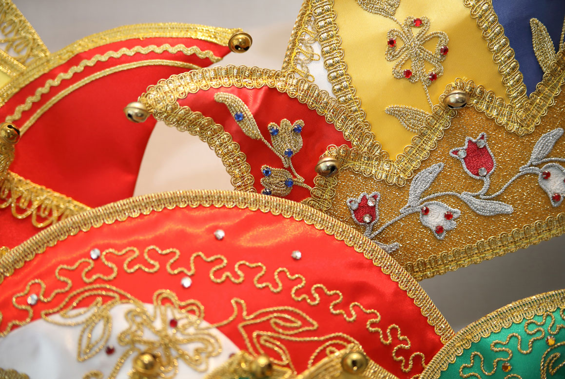 Rote Komitée-Mütze mit Stickerei